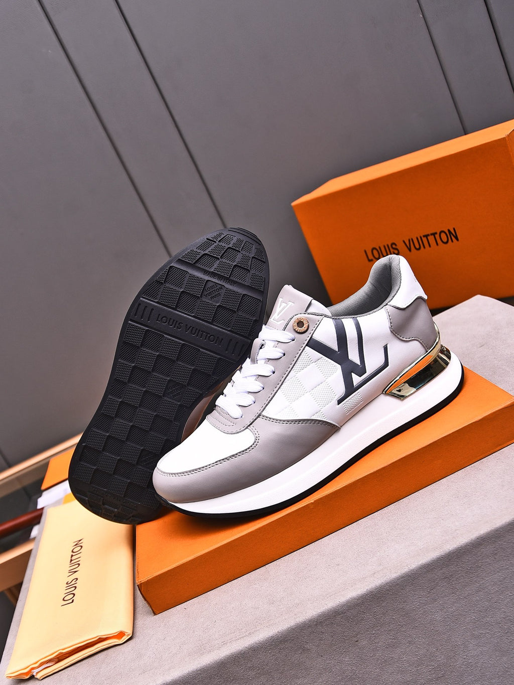 V latest luxury new rubber-soled sneakers 0724042401