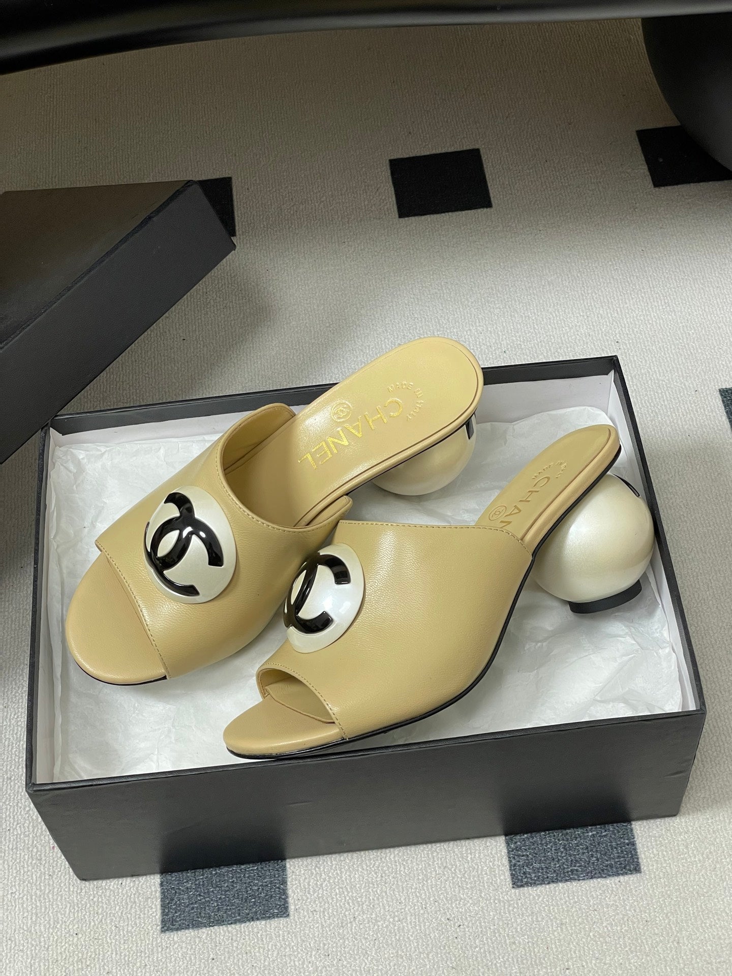 26SS New Women's Giant Pearl Slippers 0726031006