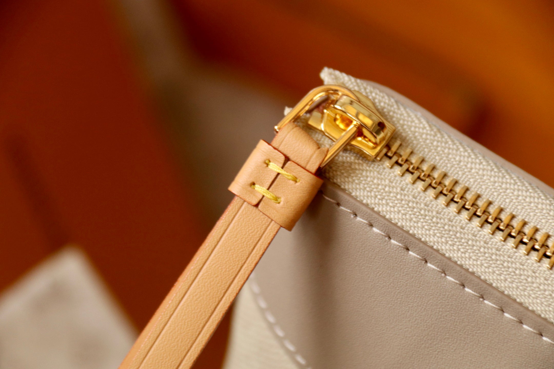 L & V Stylish Hand Tag M0726051910