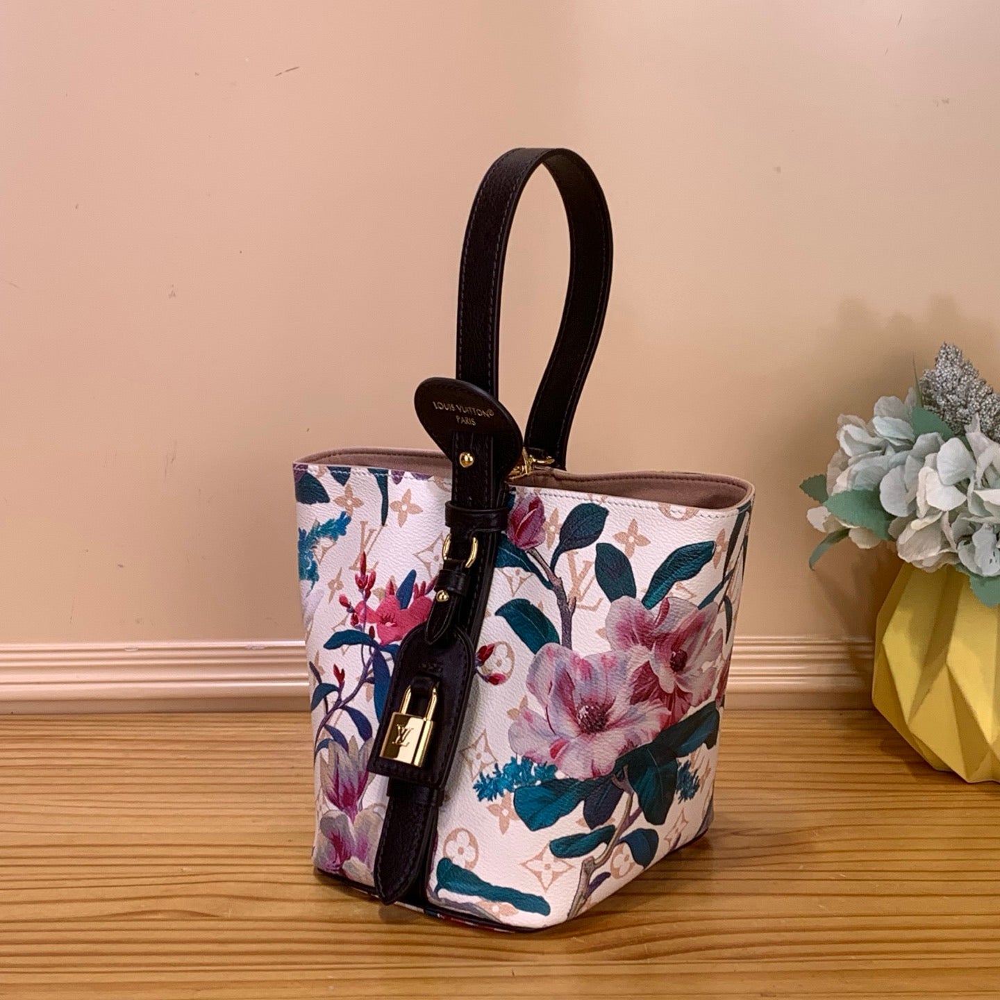 L & V Stylish Cowhide Flower HandBag M0726051904