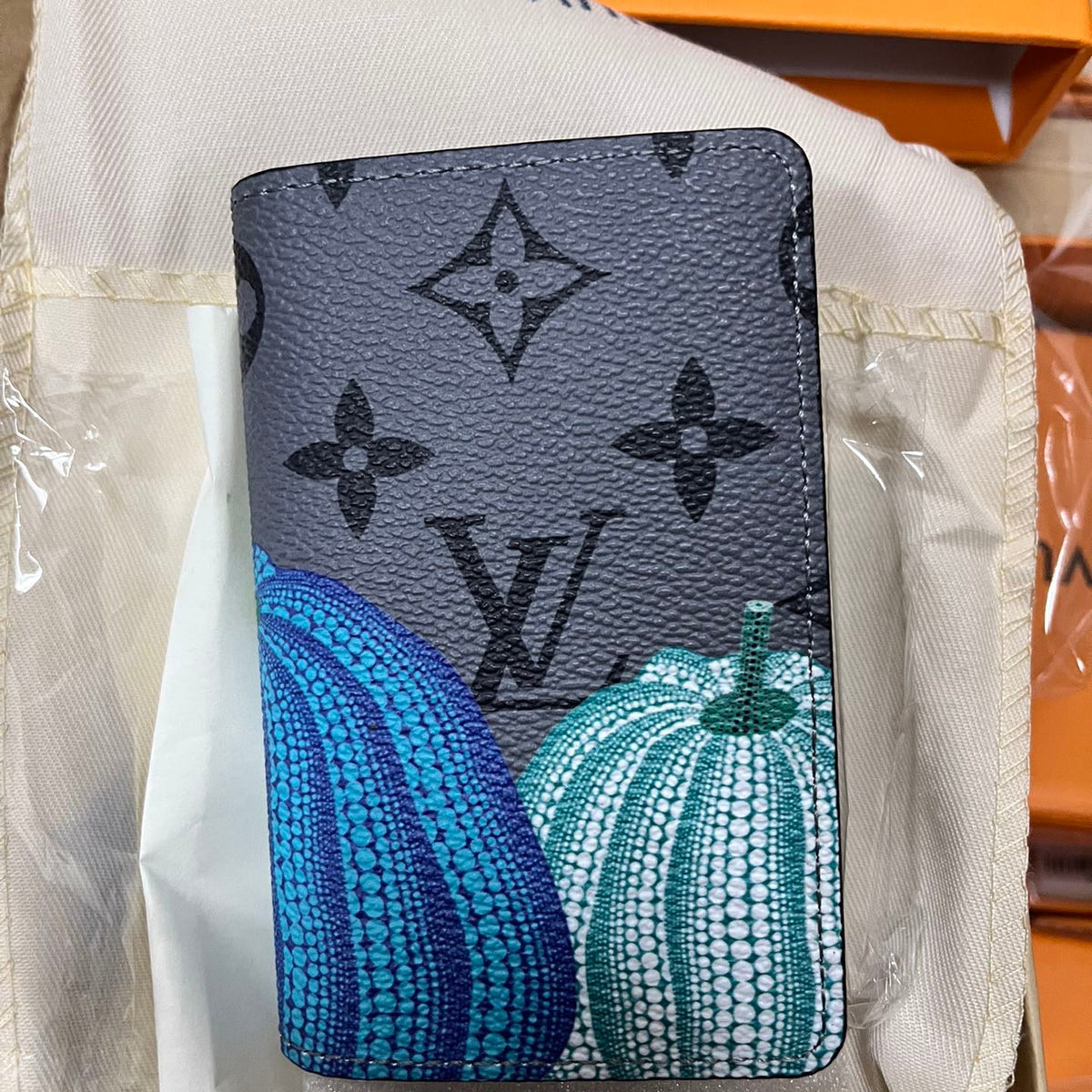 2023 New Trend Pumpkin Printed V Logo Wallet-WX202353003