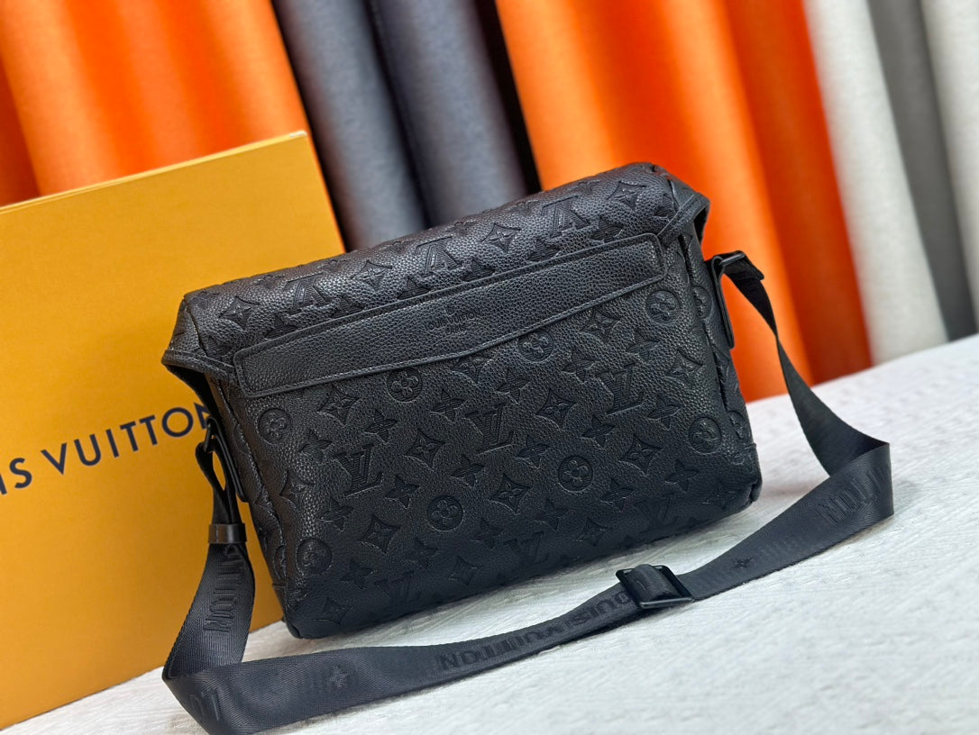 Fashionable large-capacity messenger bag 0725052701