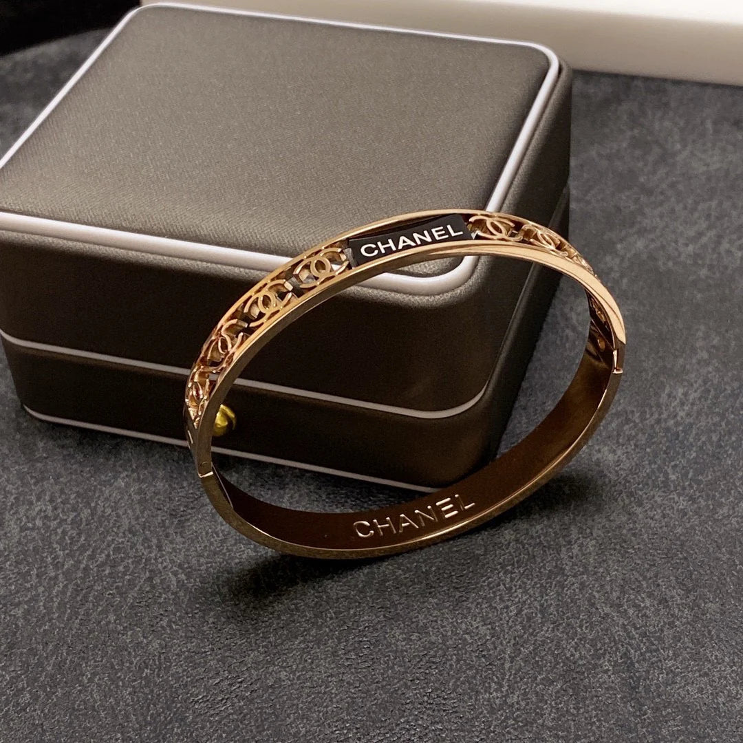 New Fashion Classic Hollow Bracelet 1024040118