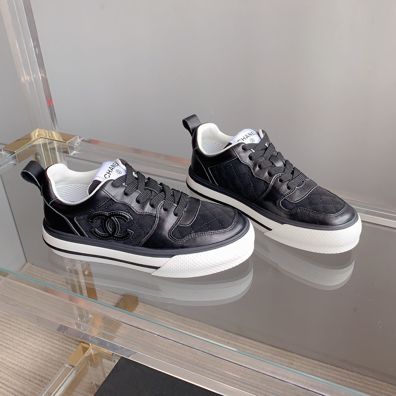 Classic versatile rhombus sneakers 1824061007