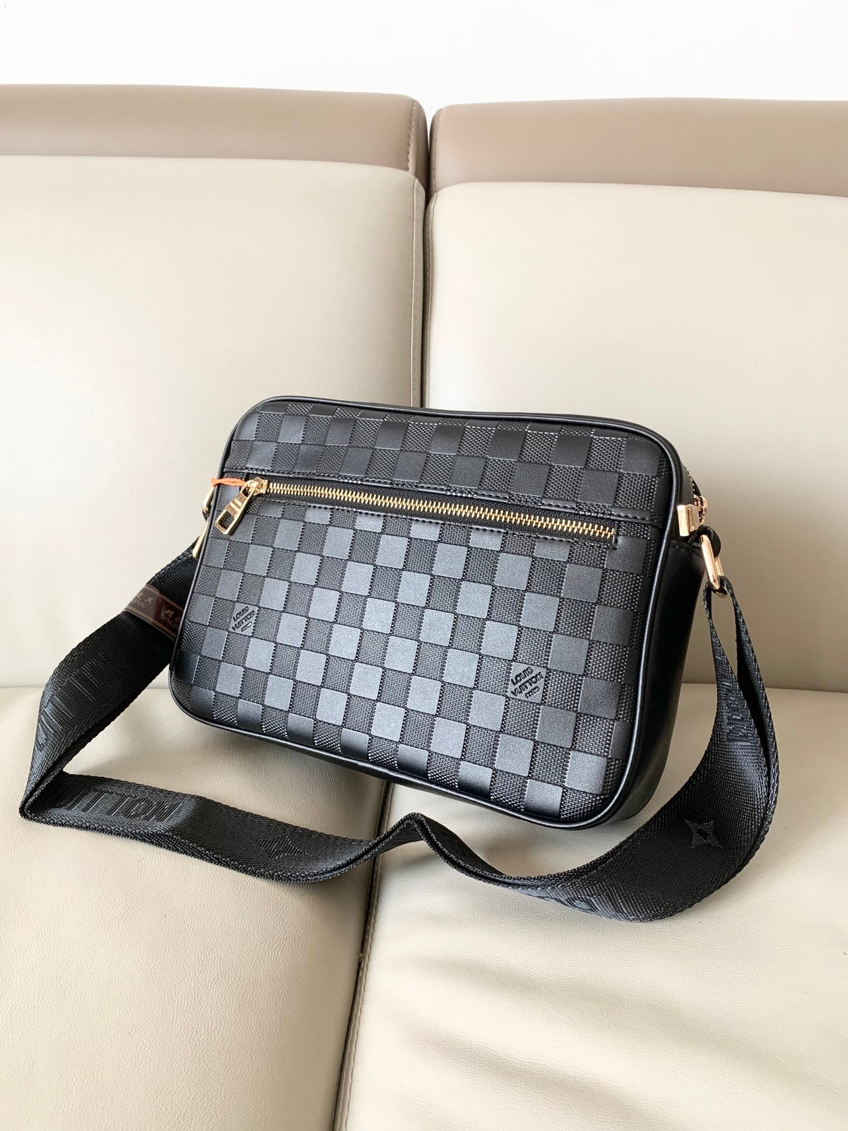 V fashion single-shoulder crossbody bag 0725061807