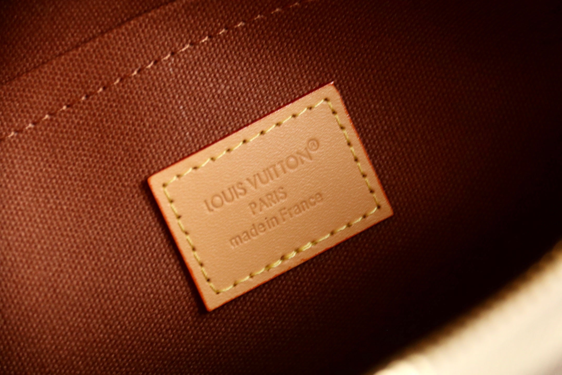 L & V Stylish Hand Tag M0726051910