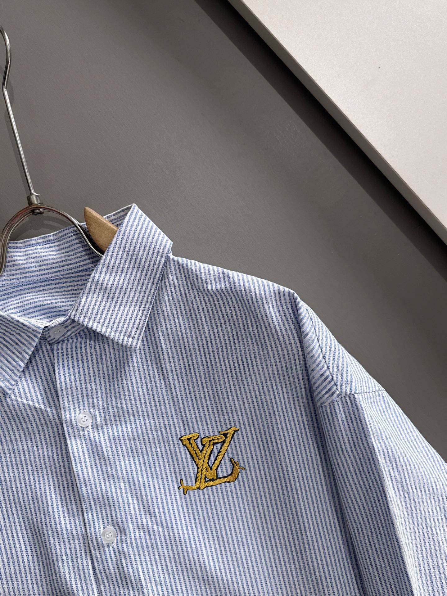 V Spring/Summer Blue Vertical Stripes Shirt 0726052712