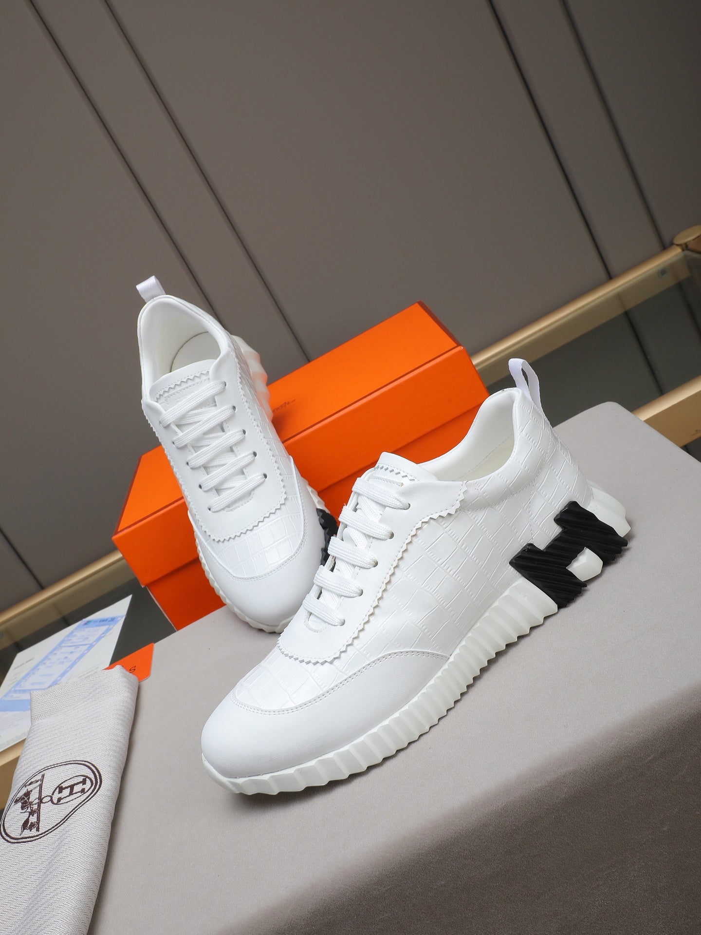 H Fashionable Casual Bouncy Sneakers 0726031601