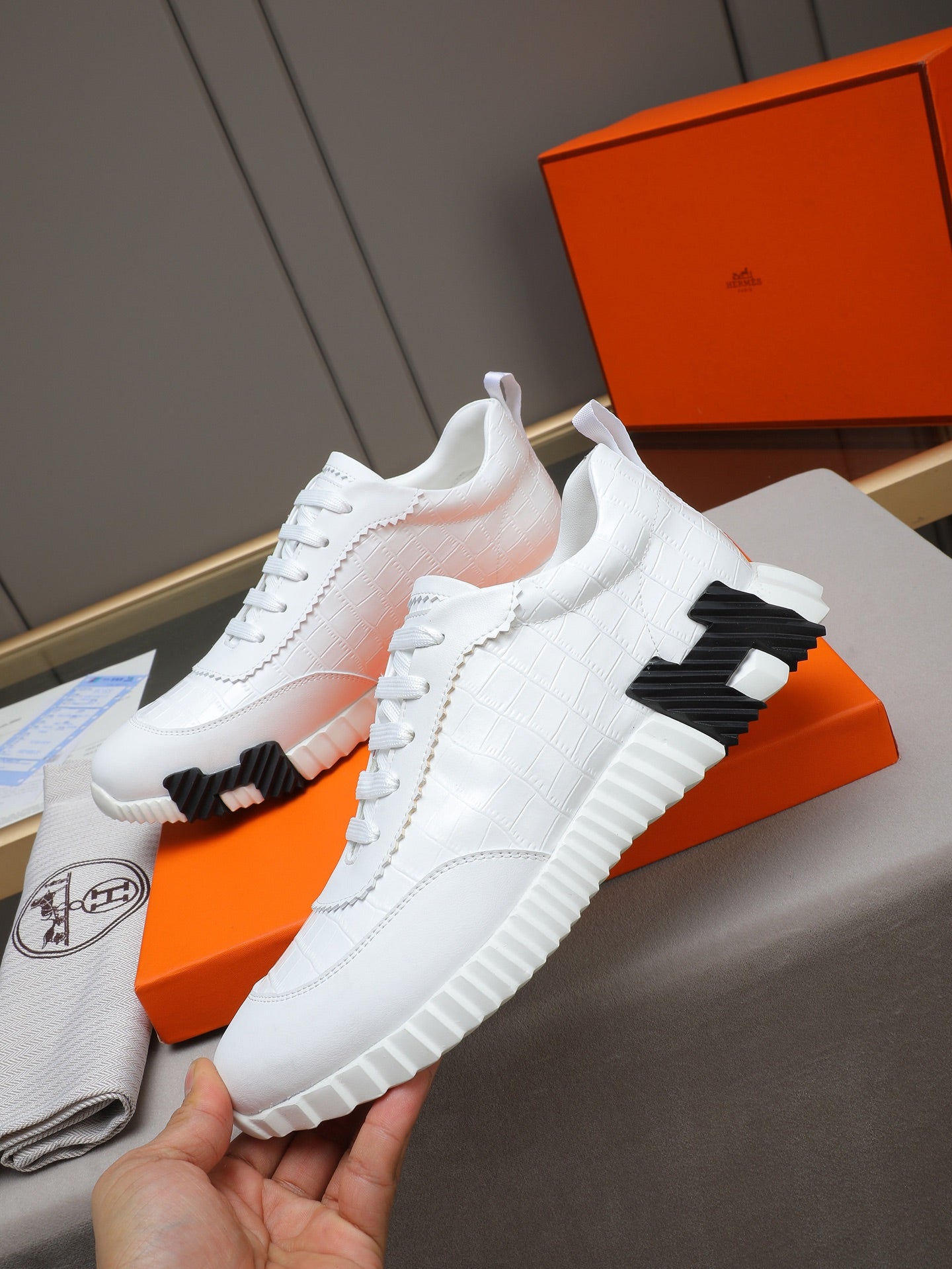 H Fashionable Casual Bouncy Sneakers 0726031601