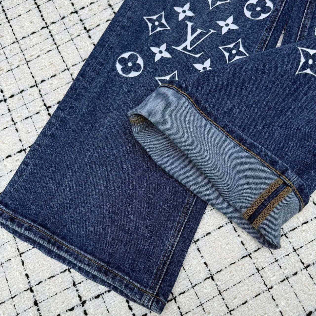 New fashionable and versatile straight through jeans 1025020809