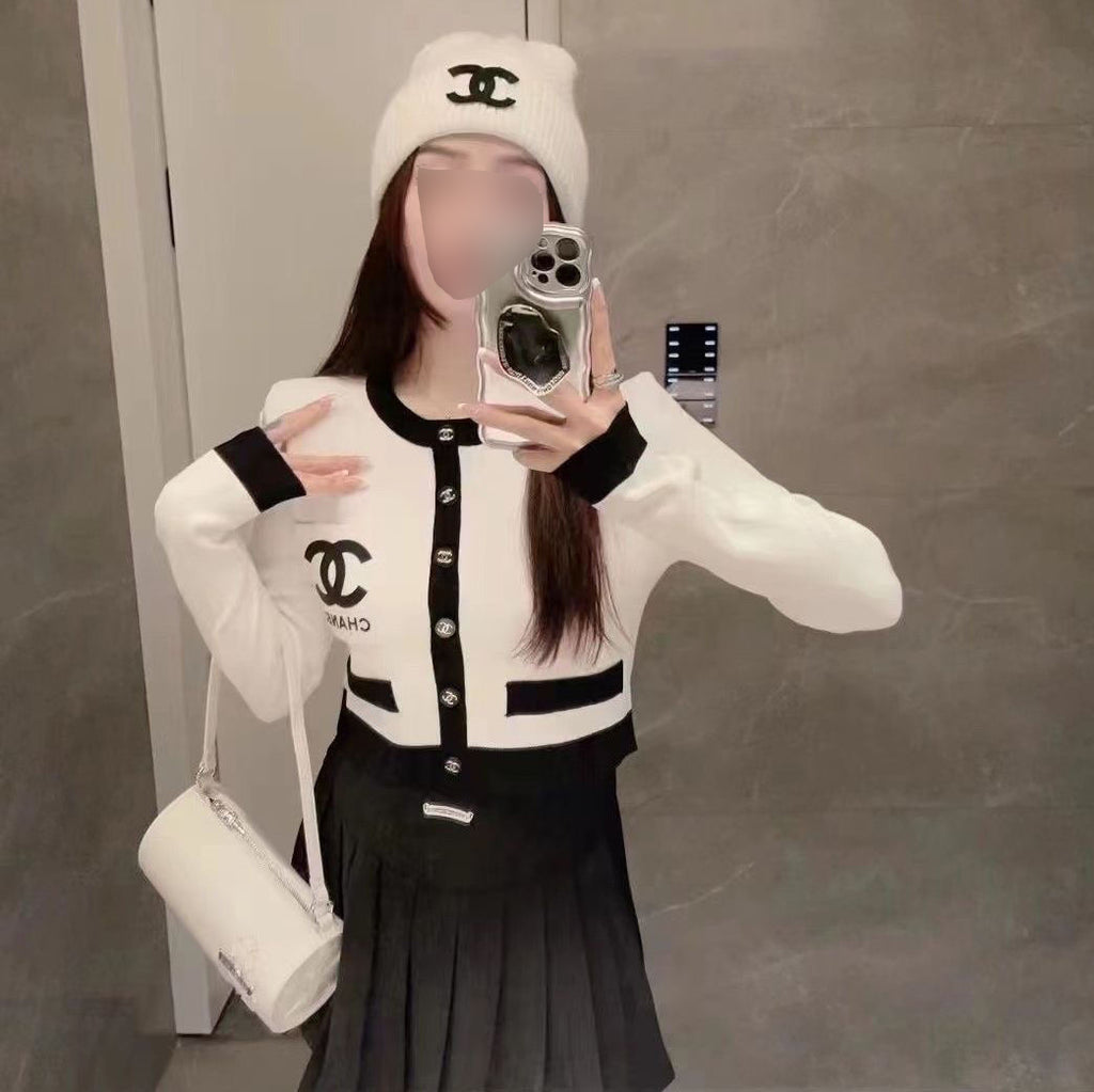 Round neck slim fit knitted sweater 1824051001