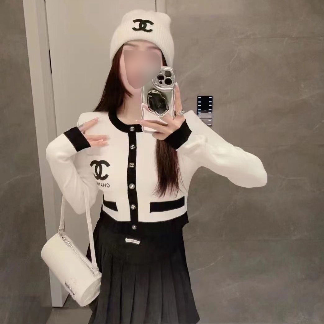 Round neck slim fit knitted sweater 1824051001