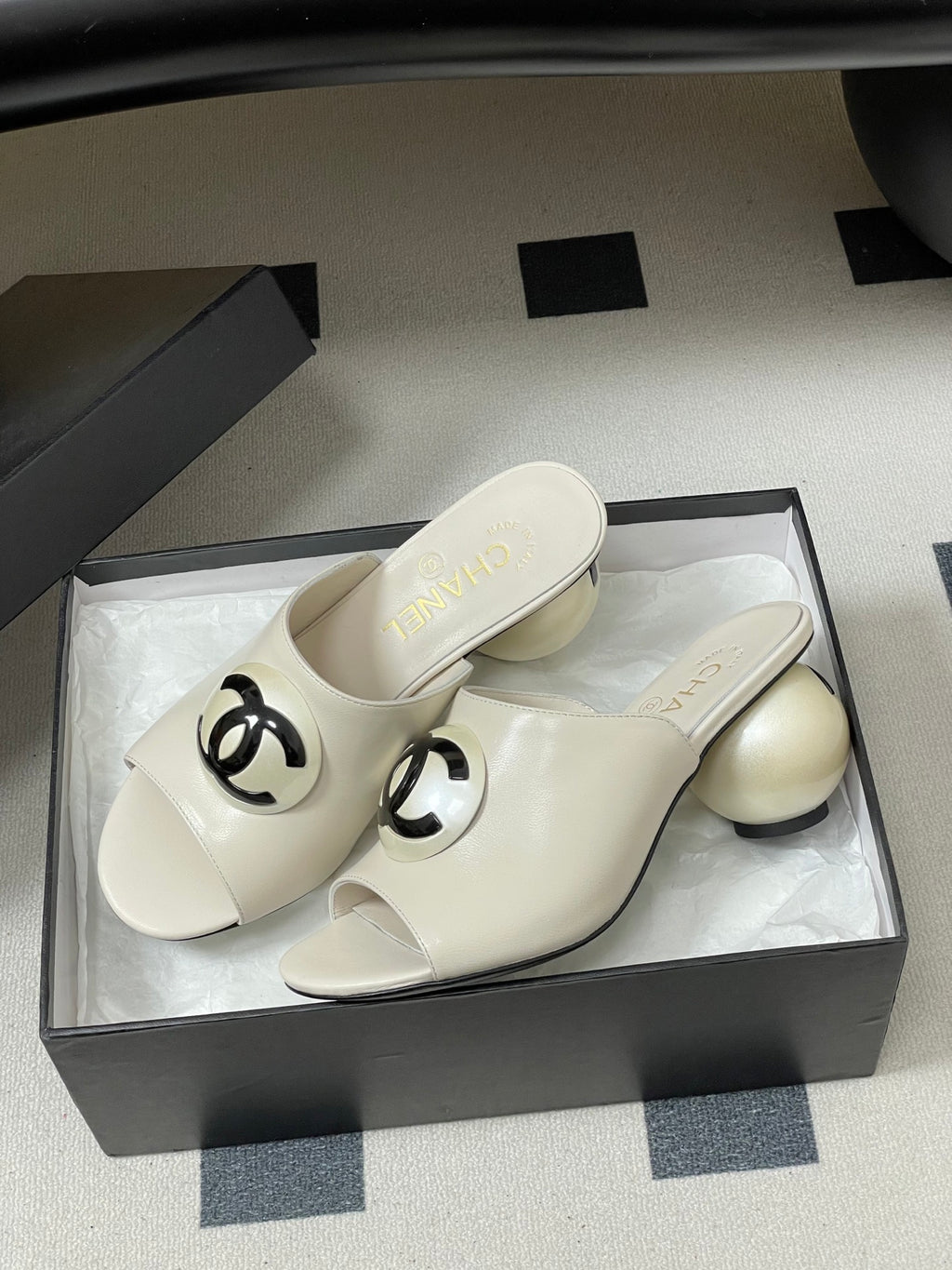 26SS New Women's Giant Pearl Slippers 0726031006