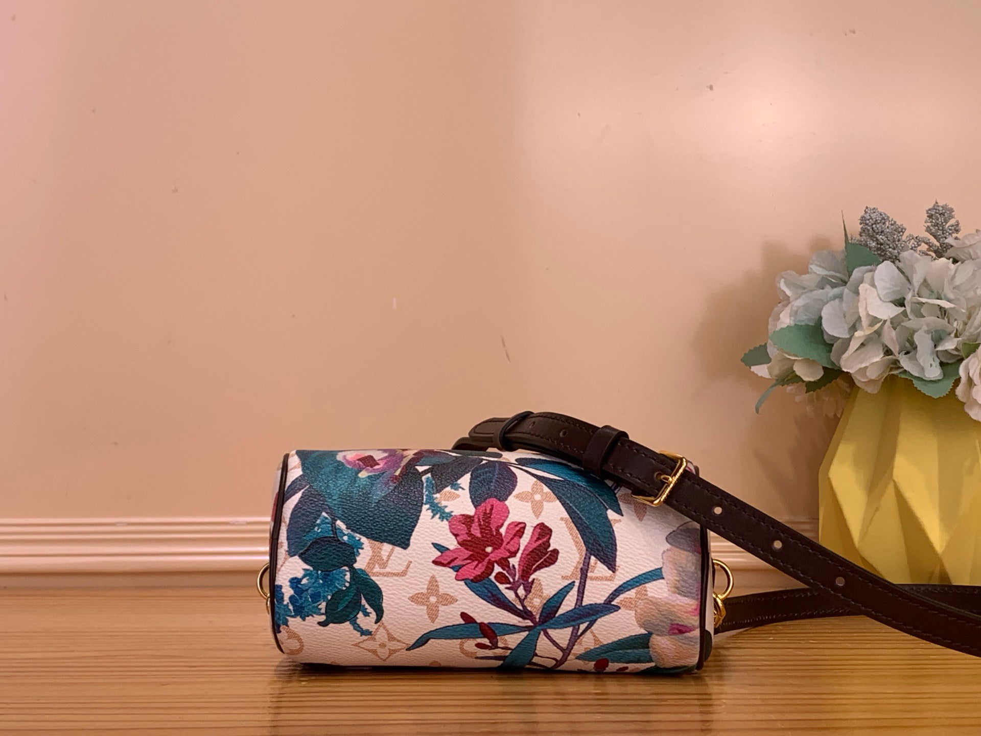L & V Stylish Cowhide Flower HandBag M0726051903