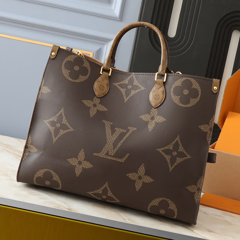 L Reverse Monogram Giant Onthego Voyage 0725101101
