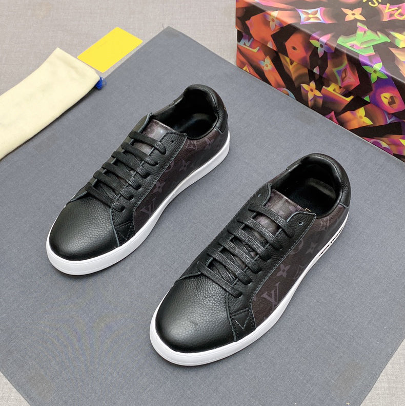 Luxurious transparent material v-print casual shoes