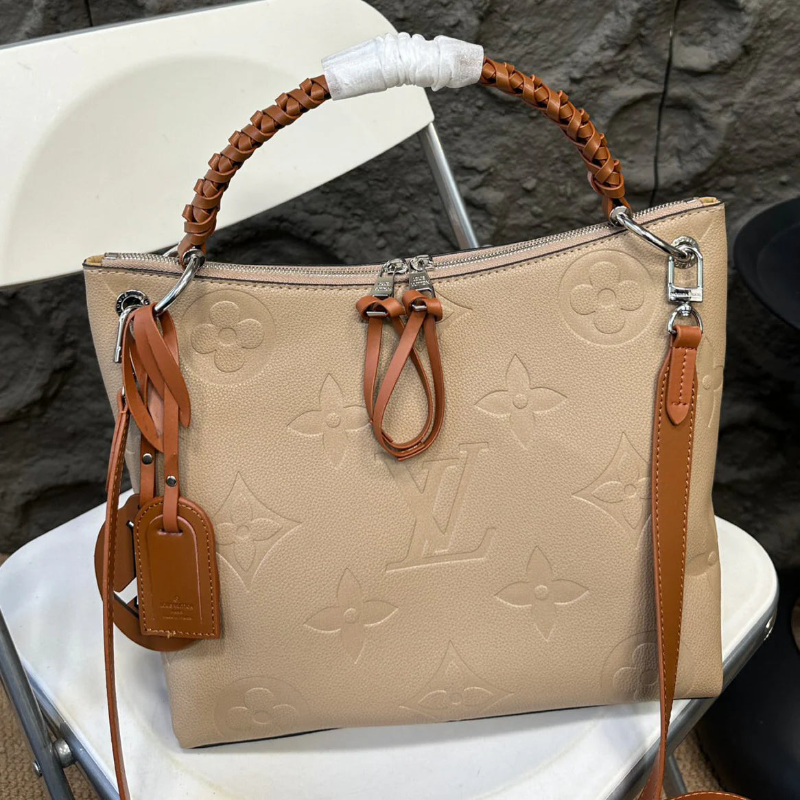 L Family Twist Handle Tote Bag 1024122503