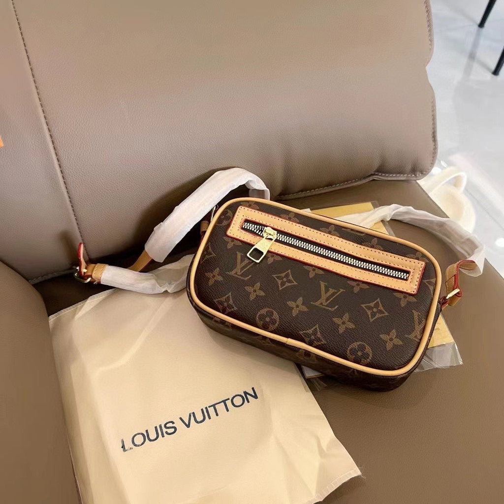 Old-Fashioned Smiling Bag XC0823091803