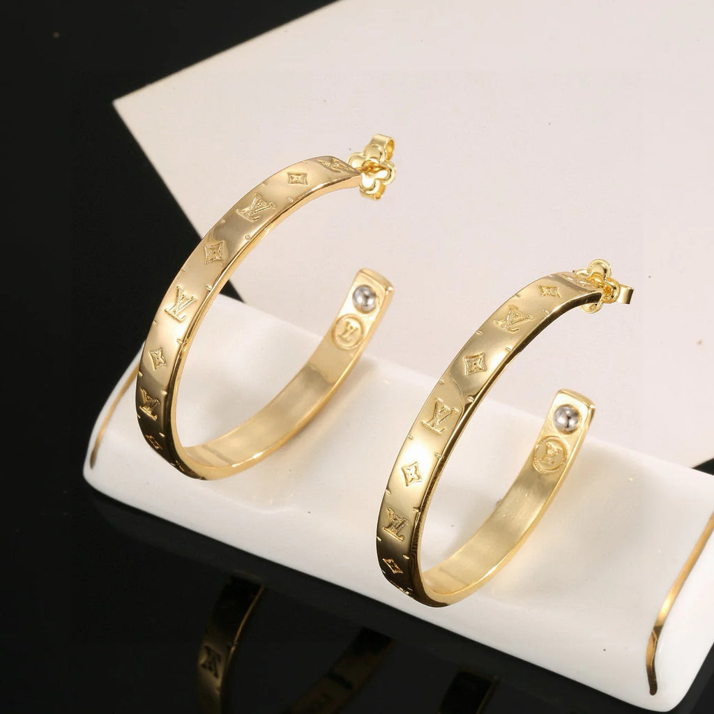 Classic and versatile stud earrings 1025110319