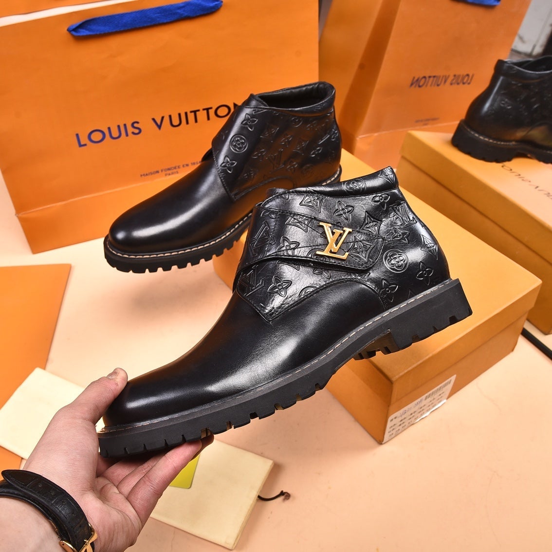 V classic logo fashion boots