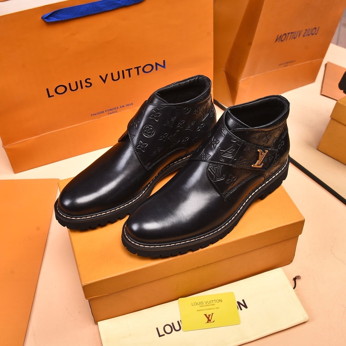 V classic logo fashion boots