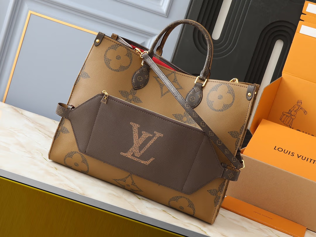 L Reverse Monogram Giant Onthego Voyage 0725101101