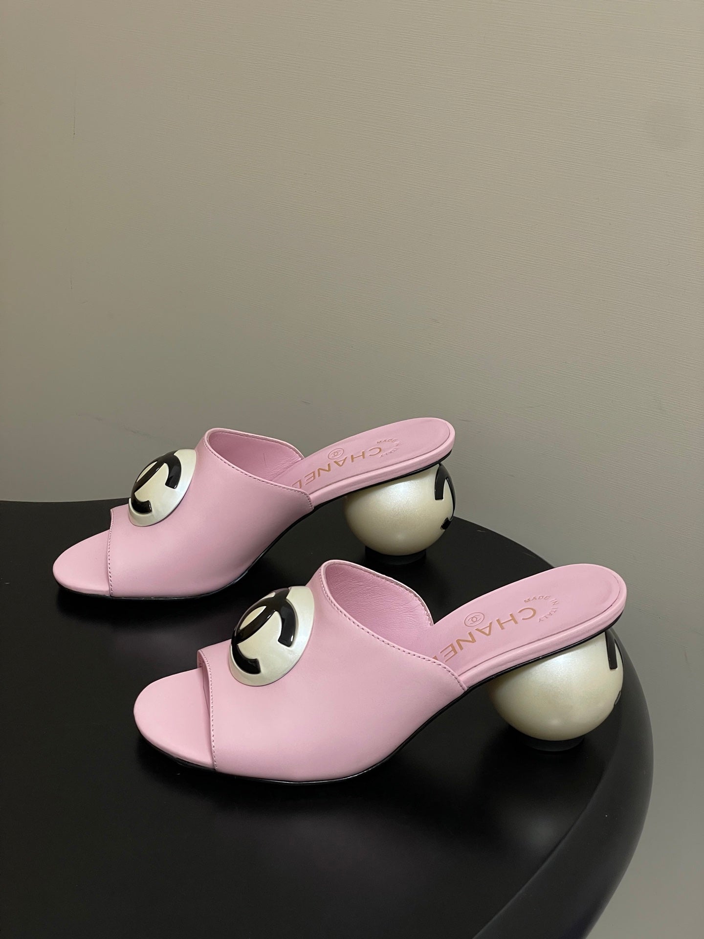 26SS New Women's Giant Pearl Slippers 0726031006