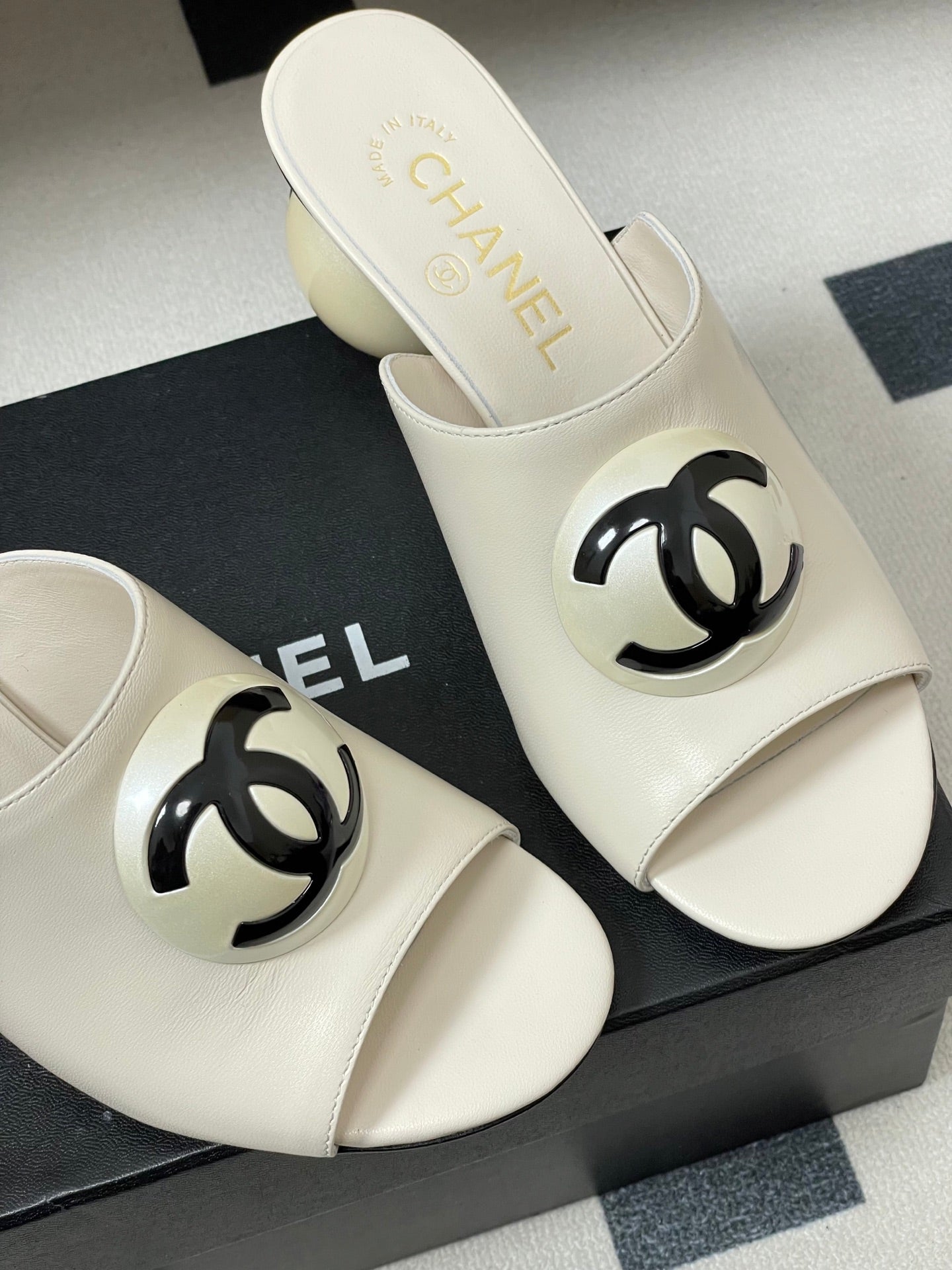 26SS New Women's Giant Pearl Slippers 0726031006