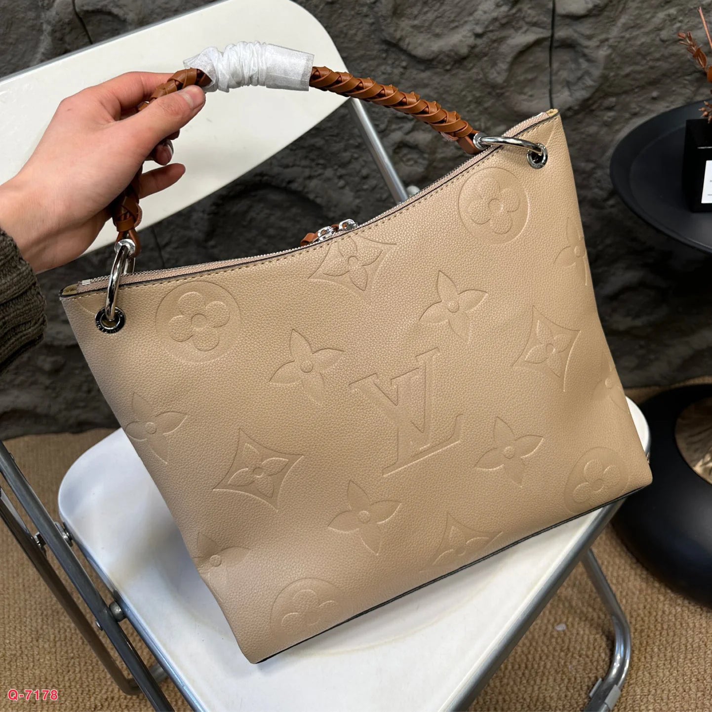 L Family Twist Handle Tote Bag 1024122503