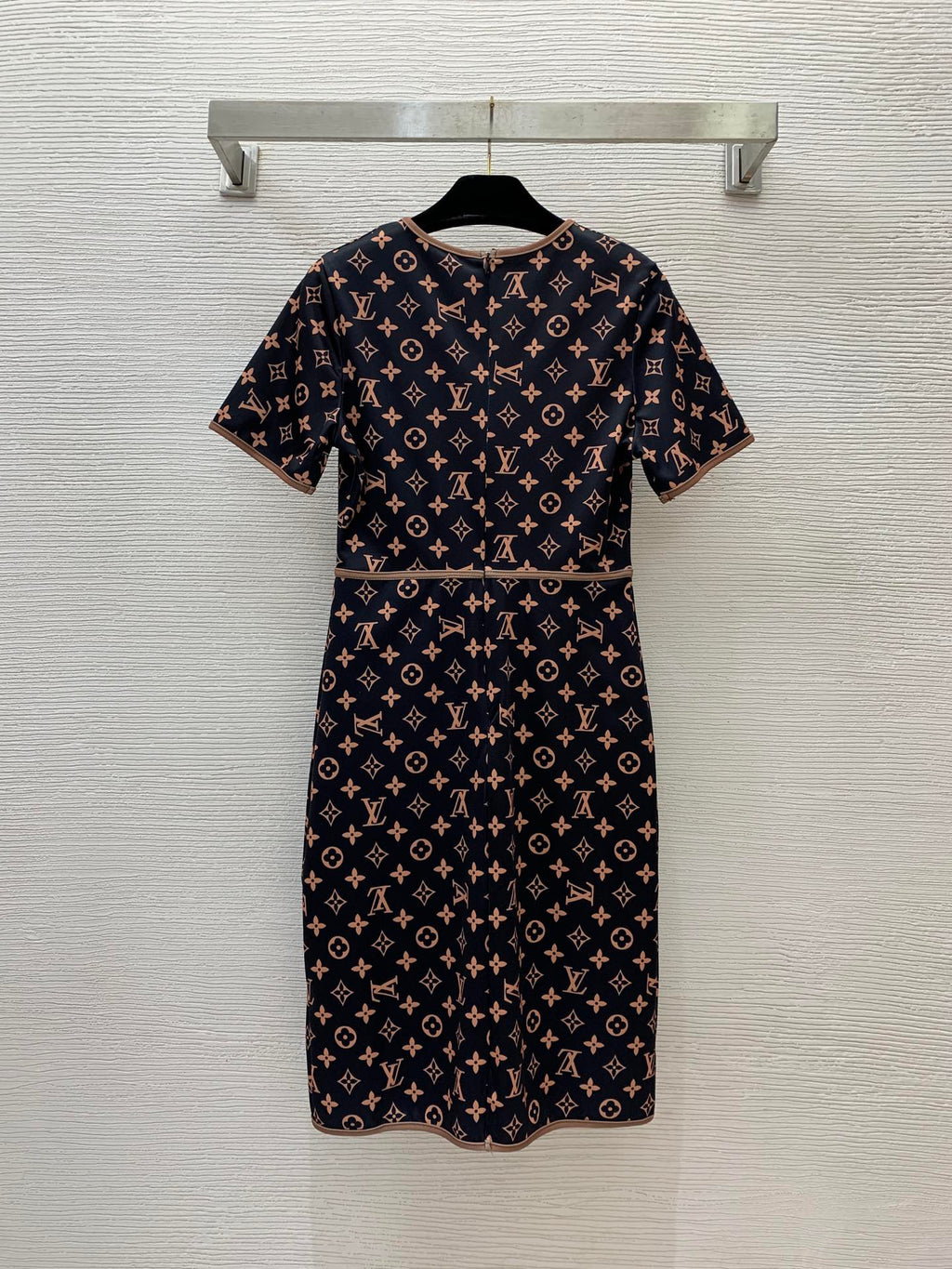 V all over presbyopia letter logo printed slim fit dress 0724052302