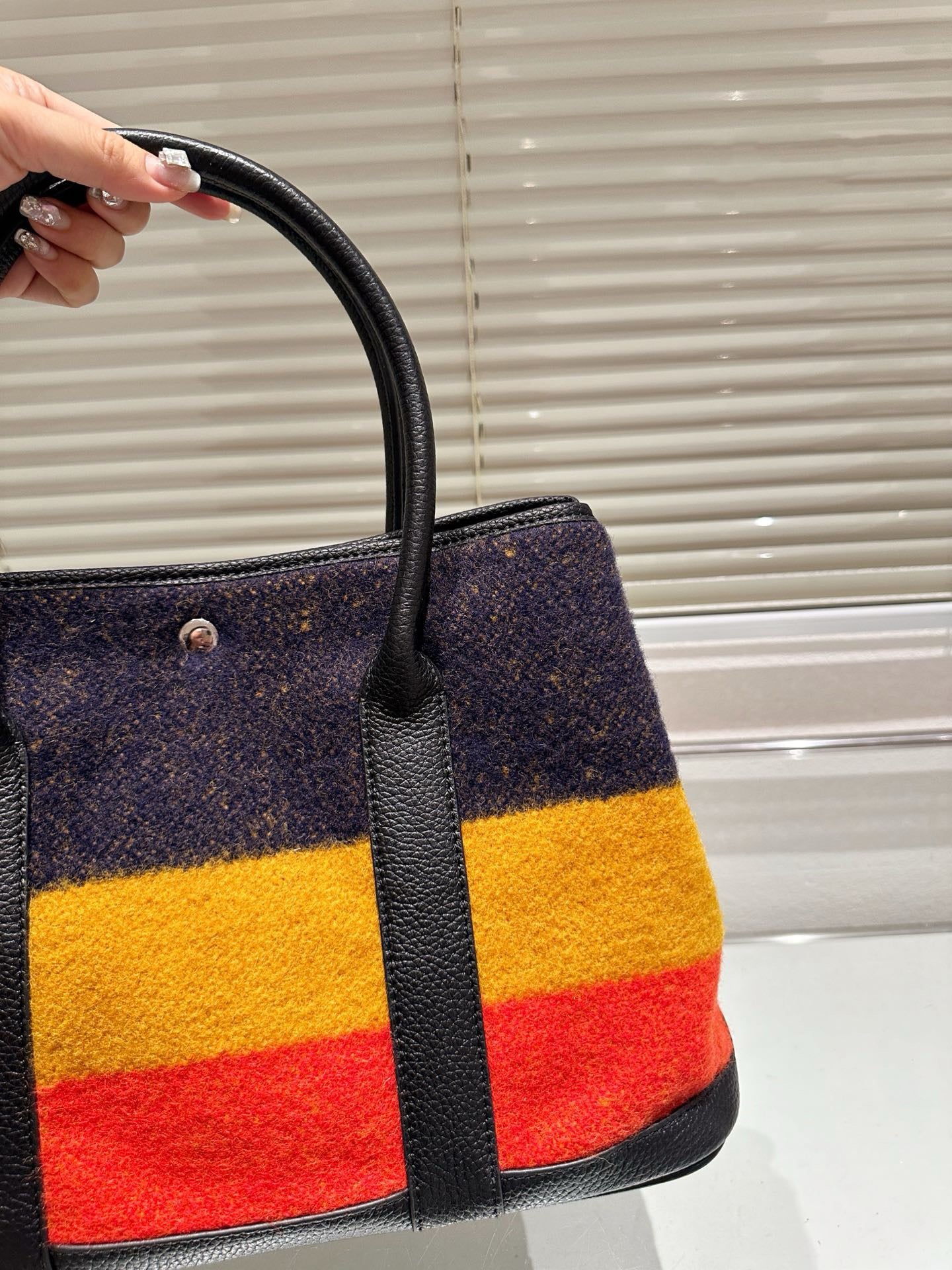 H Woolen colorblock garden bag 0724101017