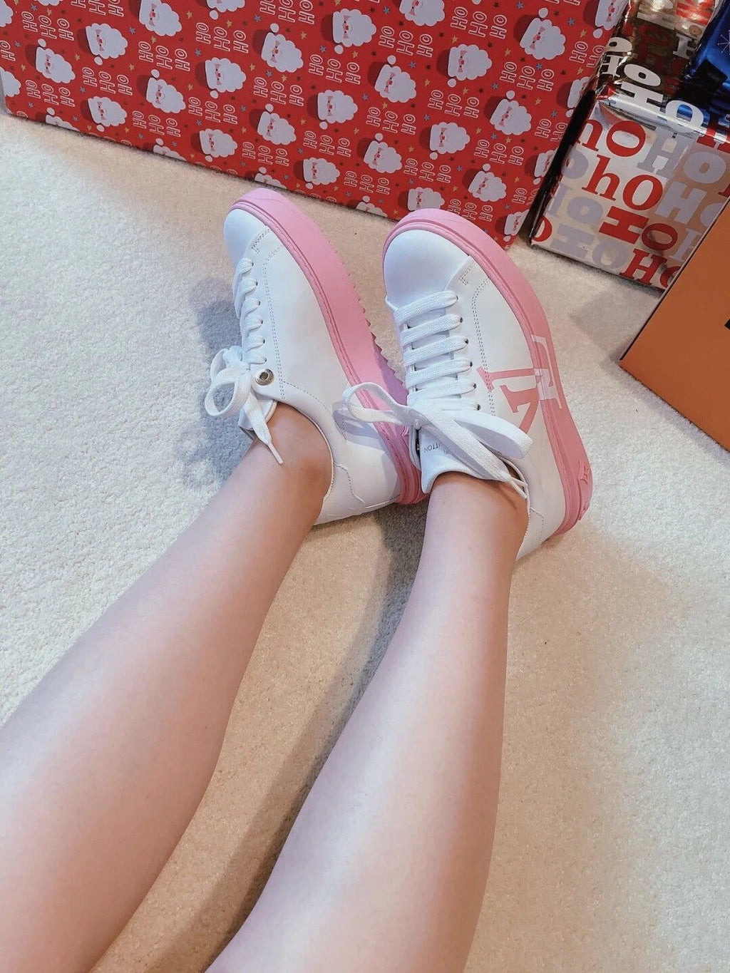 White V Logo New Fashion Women's Sneakers