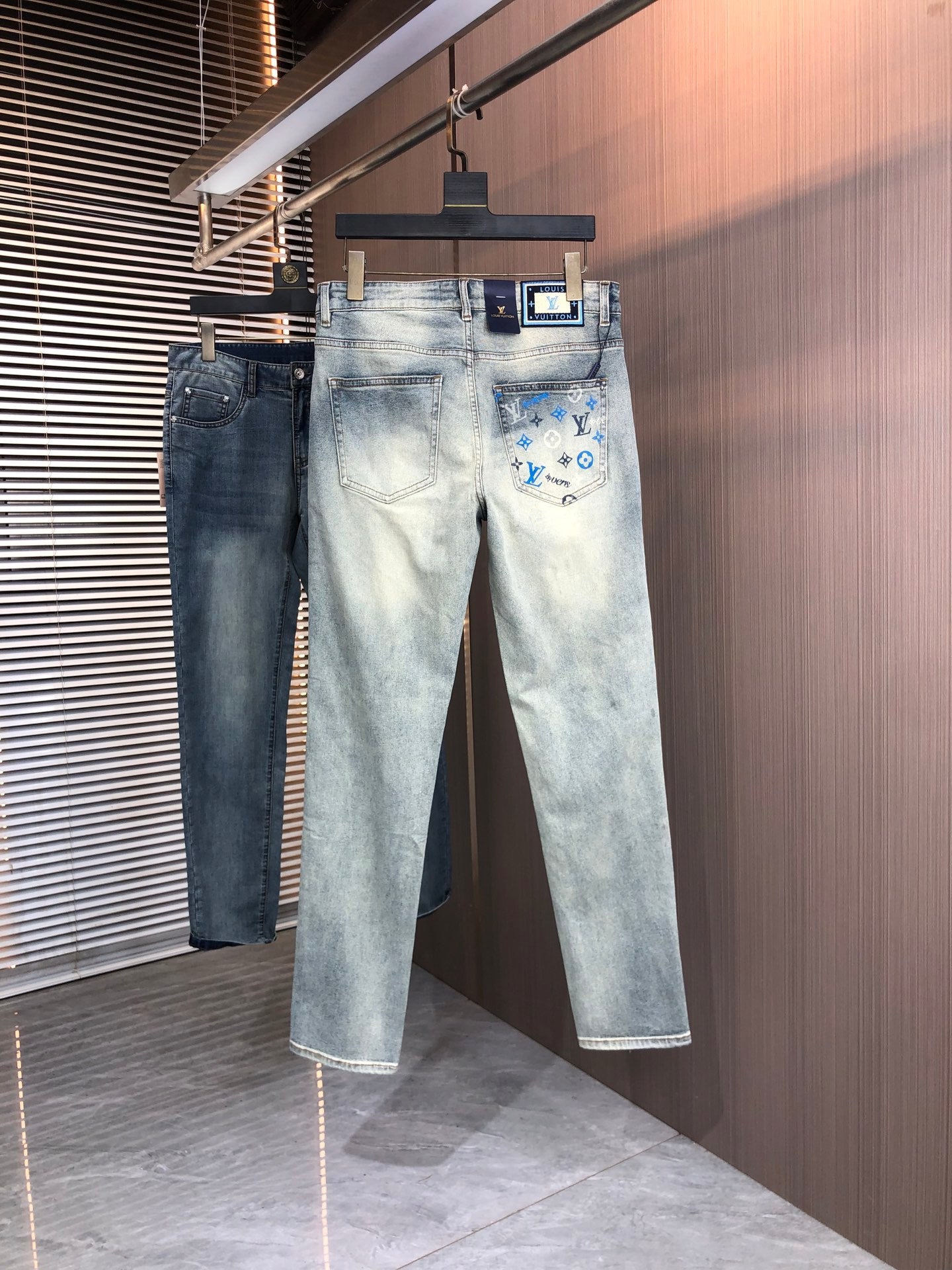V Spring/Summer Slim Fit Straight Leg Jeans 0726051911