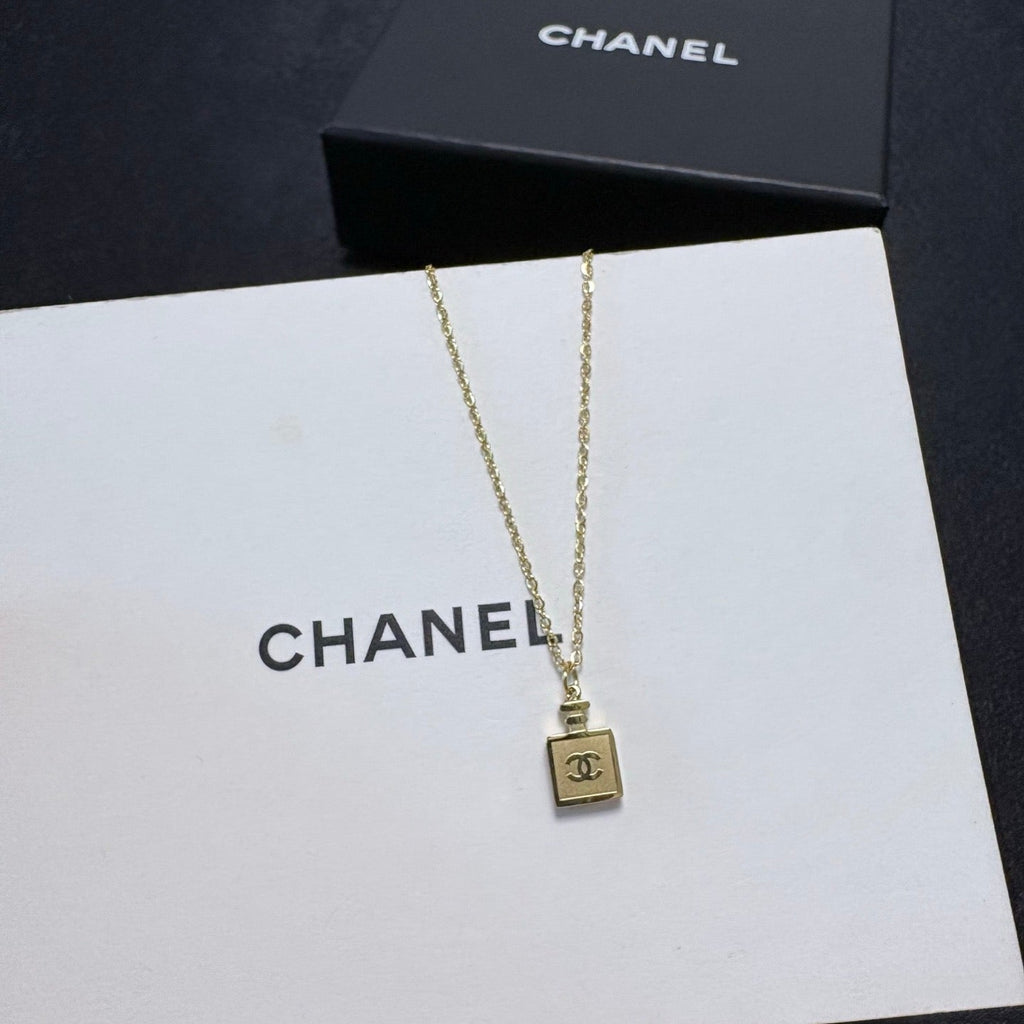 New Fashion Women's C Logo Perfume Bottle Necklace ZS1326102102