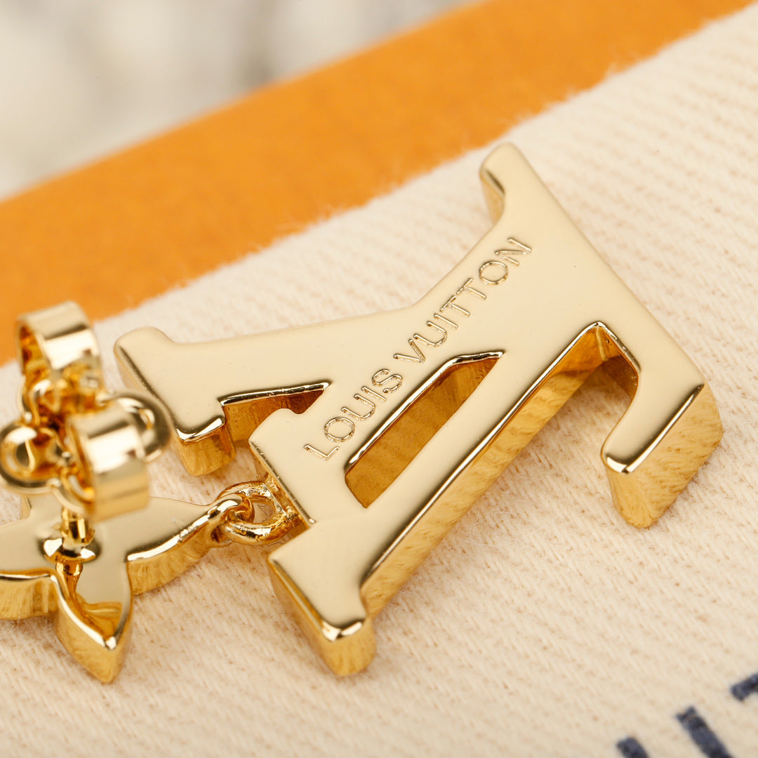 New Versatile 1V Logo Stud Earrings  XC1326102611